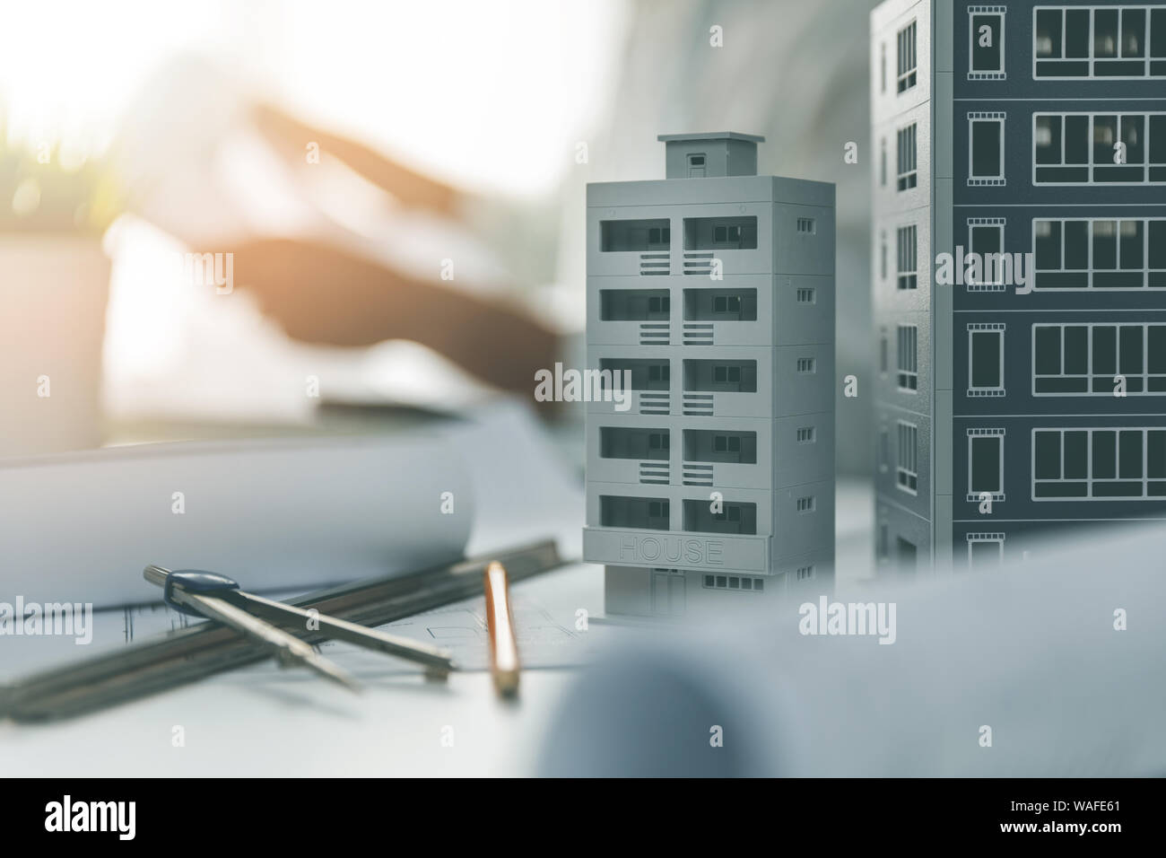 Haus Modelle und Zeichnungen auf dem Tisch im Büro Stockfoto