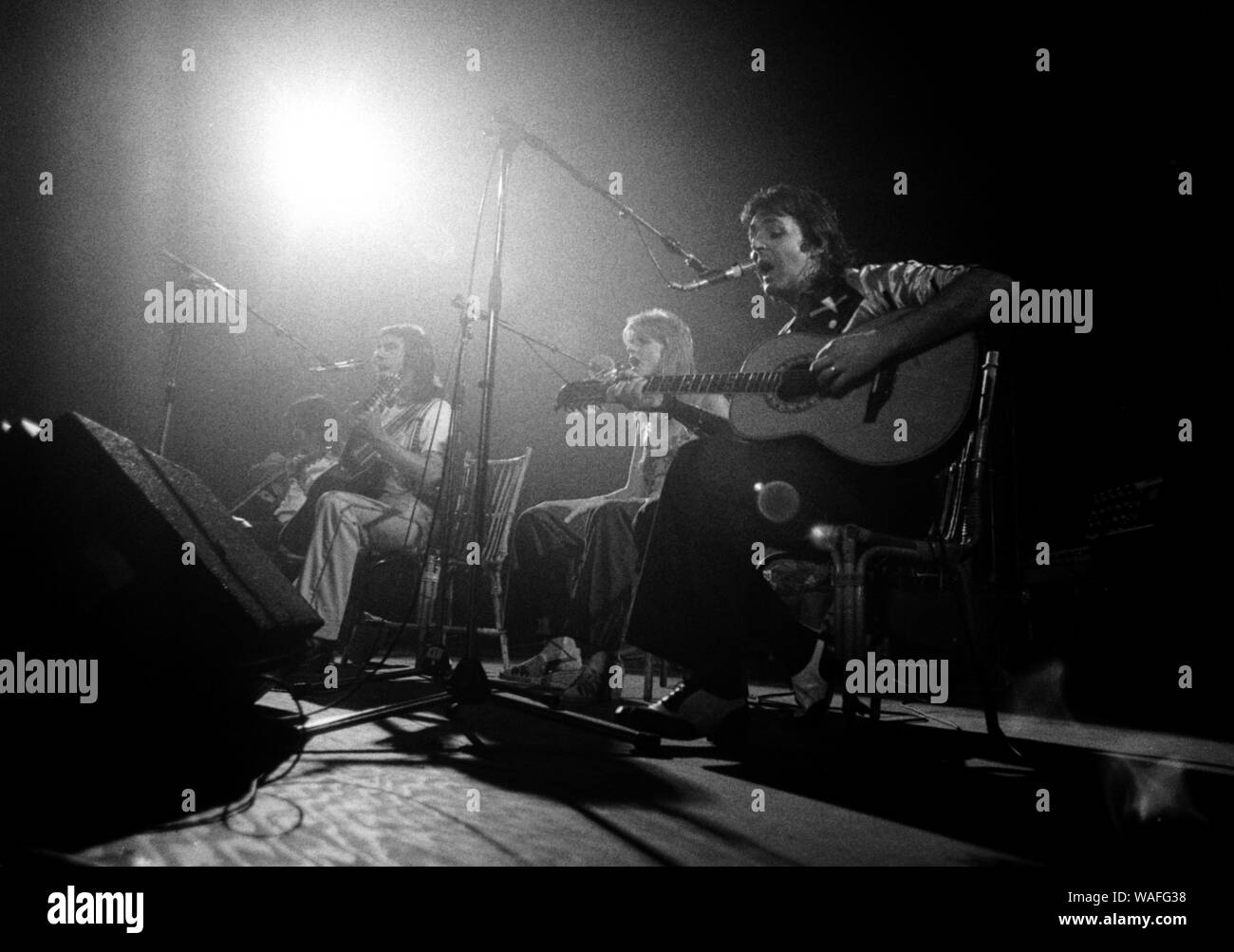 Flügel mit Jimmy McCullough live auf der Bühne. Rotterdam Ahoy, 25. März 1976 Stockfoto