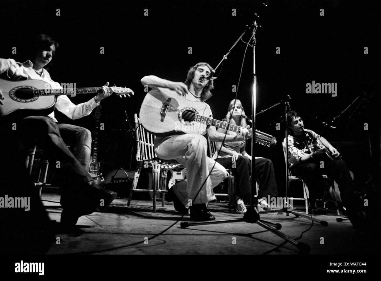 Flügel mit Jimmy McCullough live auf der Bühne. Rotterdam Ahoy, 25. März 1976 Stockfoto