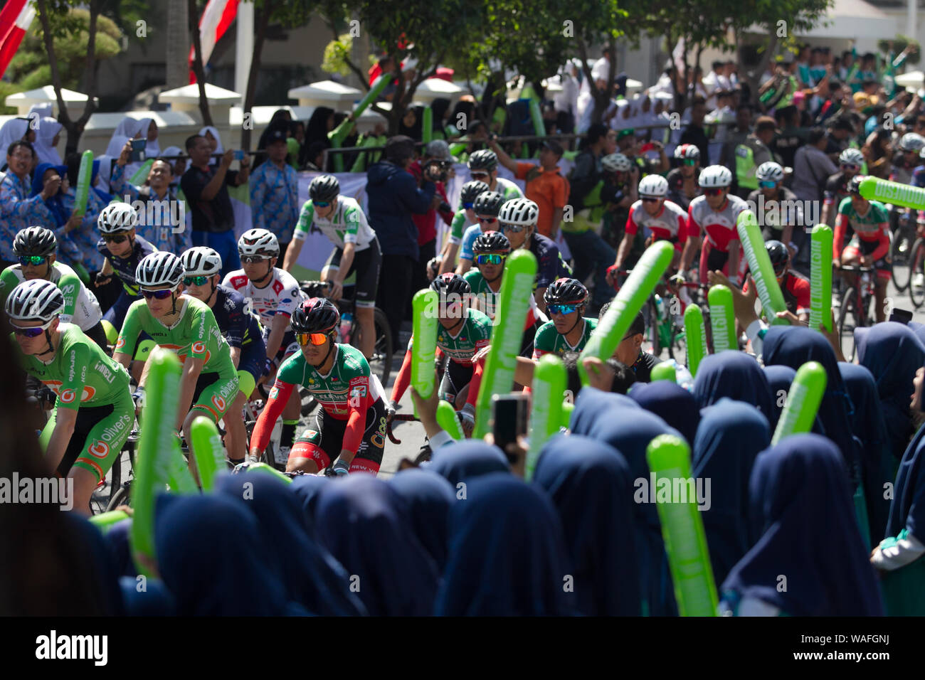 Einwohner jubeln Radfahrer während der zweiten Etappe der Tour de Indonesien. Der Beginn der zweiten Etappe Tour de Indonesien startet von Batu Madiun Regency Regency mit einem Abstand von 163.644 km. Stockfoto