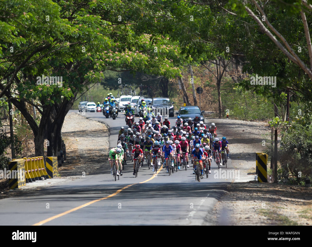 Radfahrer in Aktion während der zweiten Etappe der Tour de Indonesien. Der Beginn der zweiten Etappe Tour de Indonesien startet von Batu Madiun Regency Regency mit einem Abstand von 163.644 km. Stockfoto