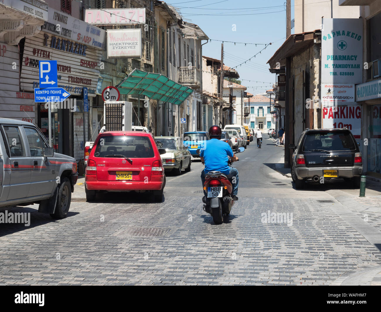 Larnaca, Zypern - 12. Juli 2016: Alte Straße in der Nähe von Stadtzentrum Stockfoto