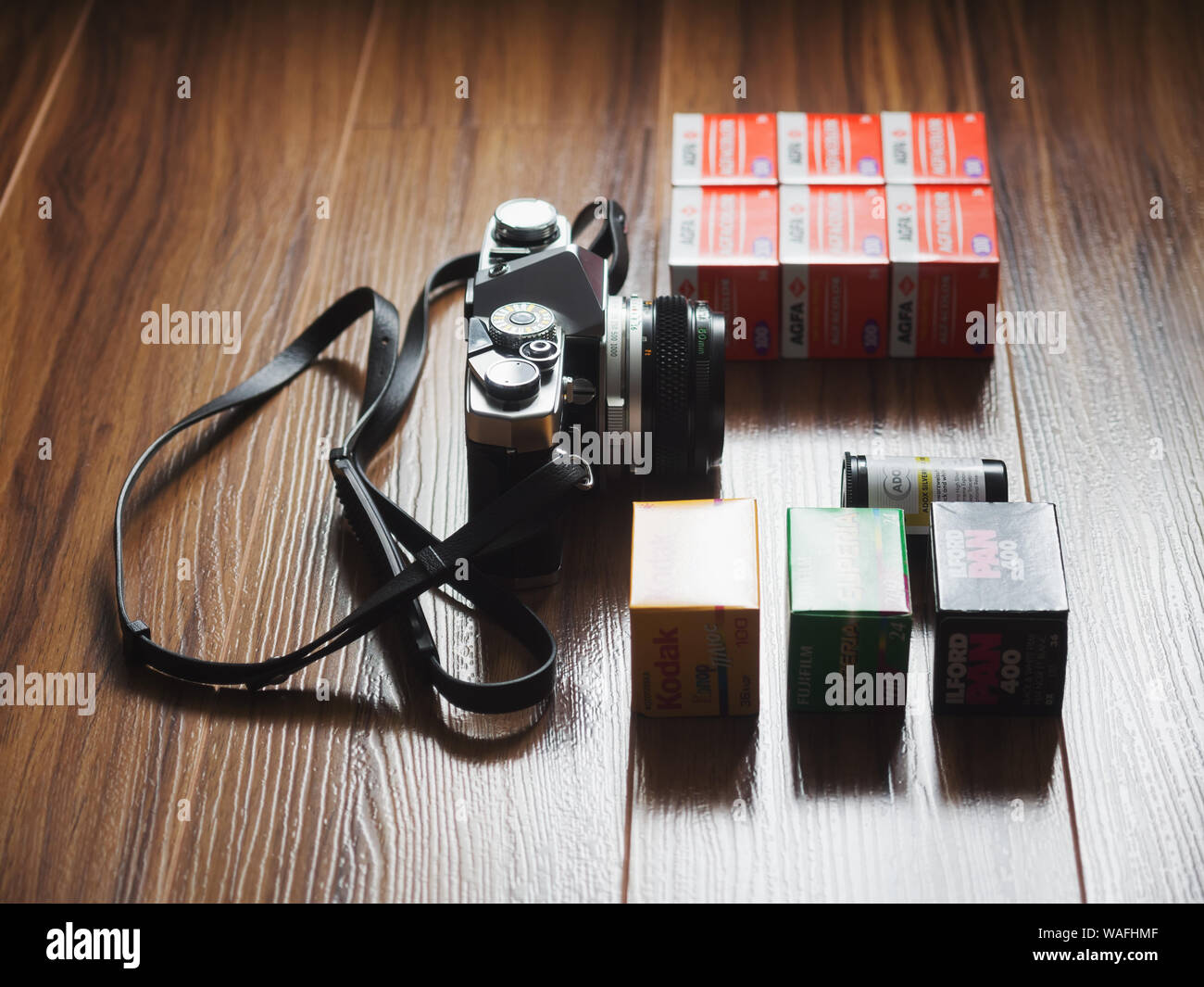 Moskau, Russland - 17. Juni 2016: Analoge Fotografie. Fujifilm, Agfacolor, Kodak, Ilford und Adox 35-mm-Filmrollen und vintage Olympus OM-1 SLR-Kamera Stockfoto