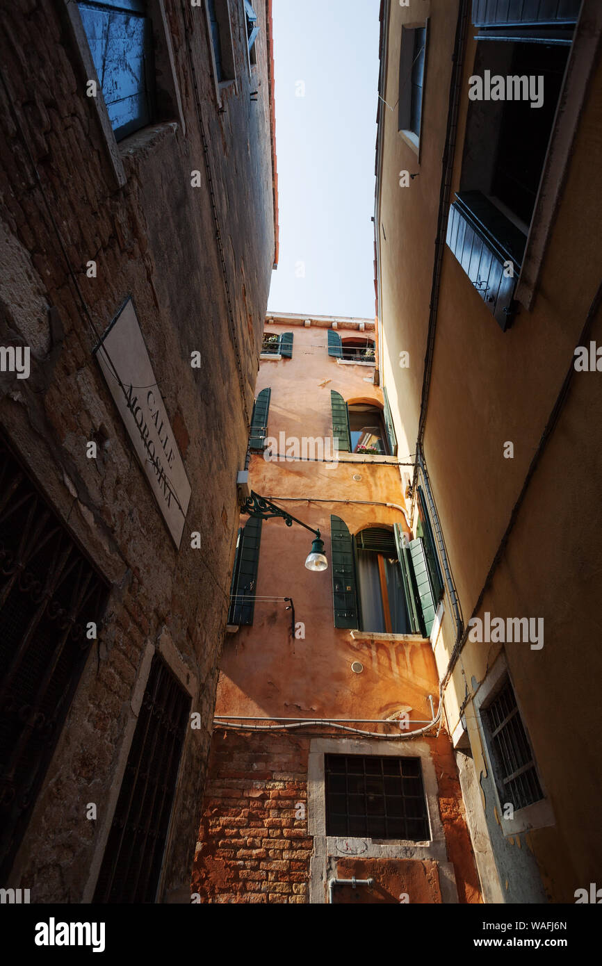 Bella Italia Serie - venezianischen Häusern an der Calle Orosina, Low Angle View. Venedig, Italien Stockfoto