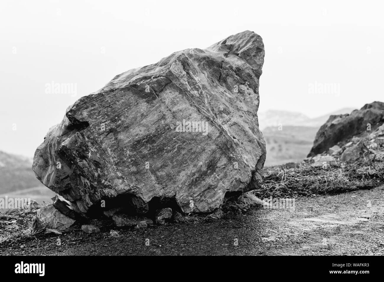 Splinter Felsen am Rand einer Mountain Road, Insel Kreta, Griechenland Stockfoto