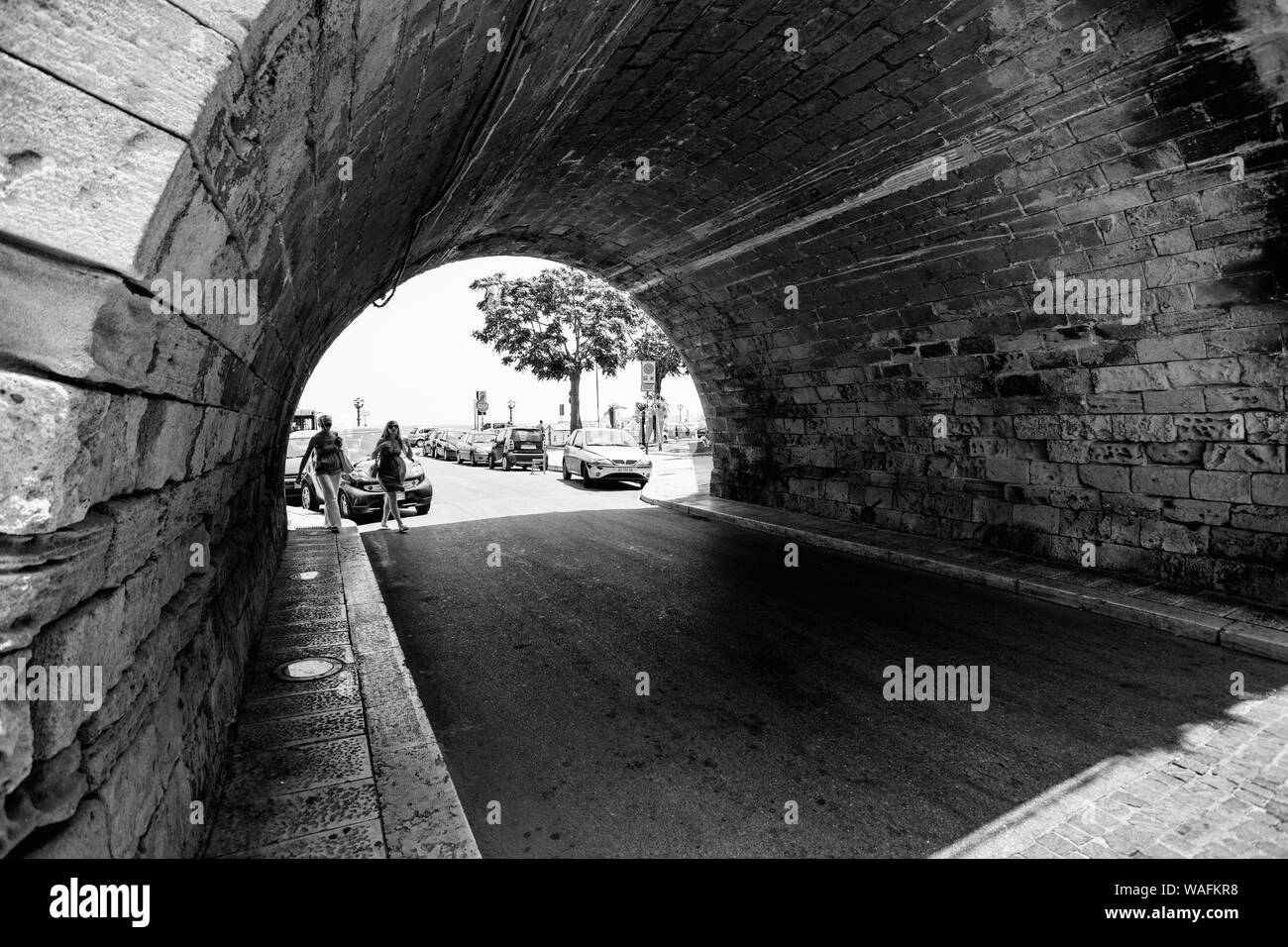 Bari, Italien - 21. Juni 2012: Menschen auf Sommer Straßen Stockfoto