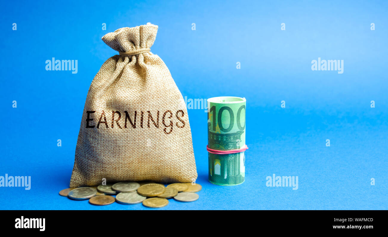 Geld Beutel mit der Aufschrift Ergebnis und Euro-scheine. Vorteile des Konzerns. Gewinn-, Einkommens-, Budget-, Kapital. Das EBITDA. ROI. ROR Stockfoto