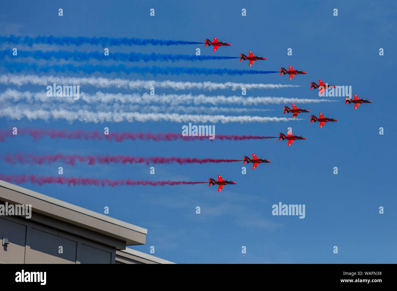 Royal Air Force rote Pfeile fliegen in Formation über Boston Massachusetts Stockfoto