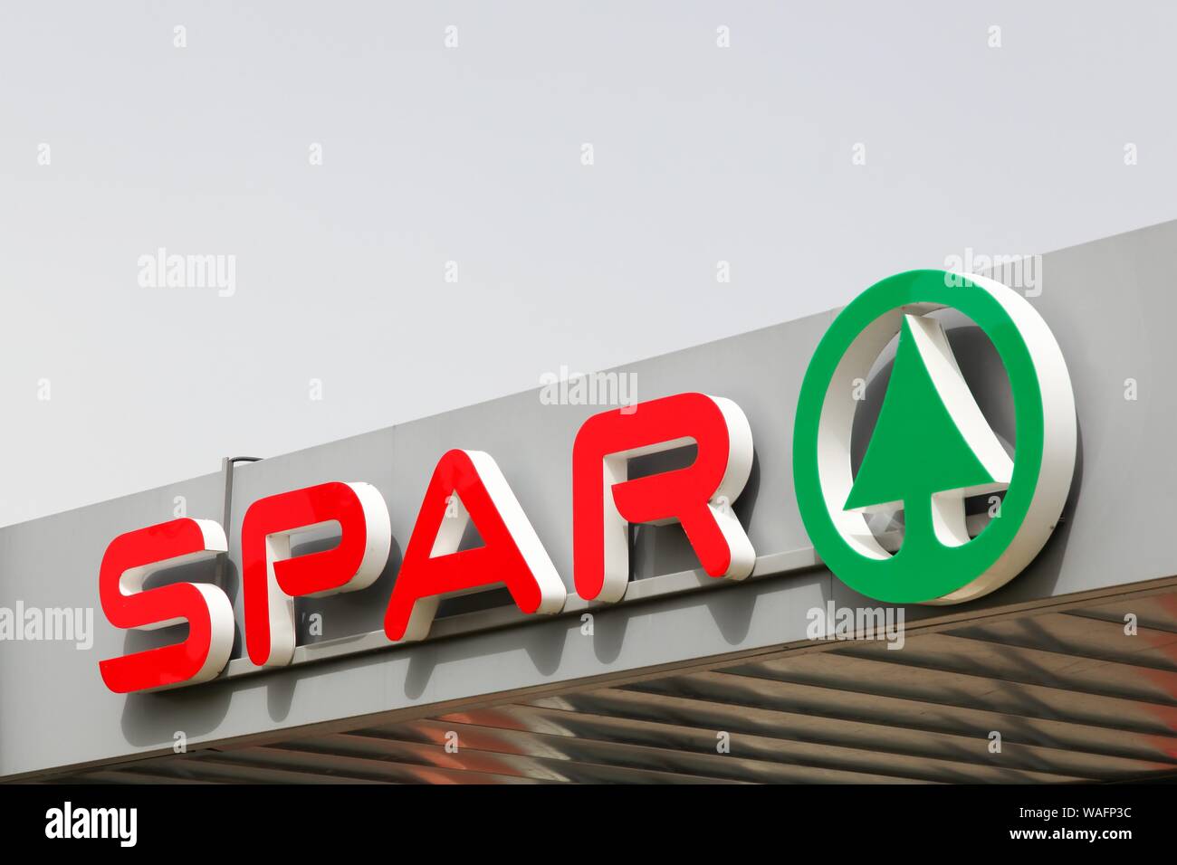 Bourgoin, Frankreich - 14. Juni 2019: Spar Logo auf eine Wand. Spar ist eine internationale Gruppe von unabhängig und privat Einzelhändler und Großhändler Stockfoto