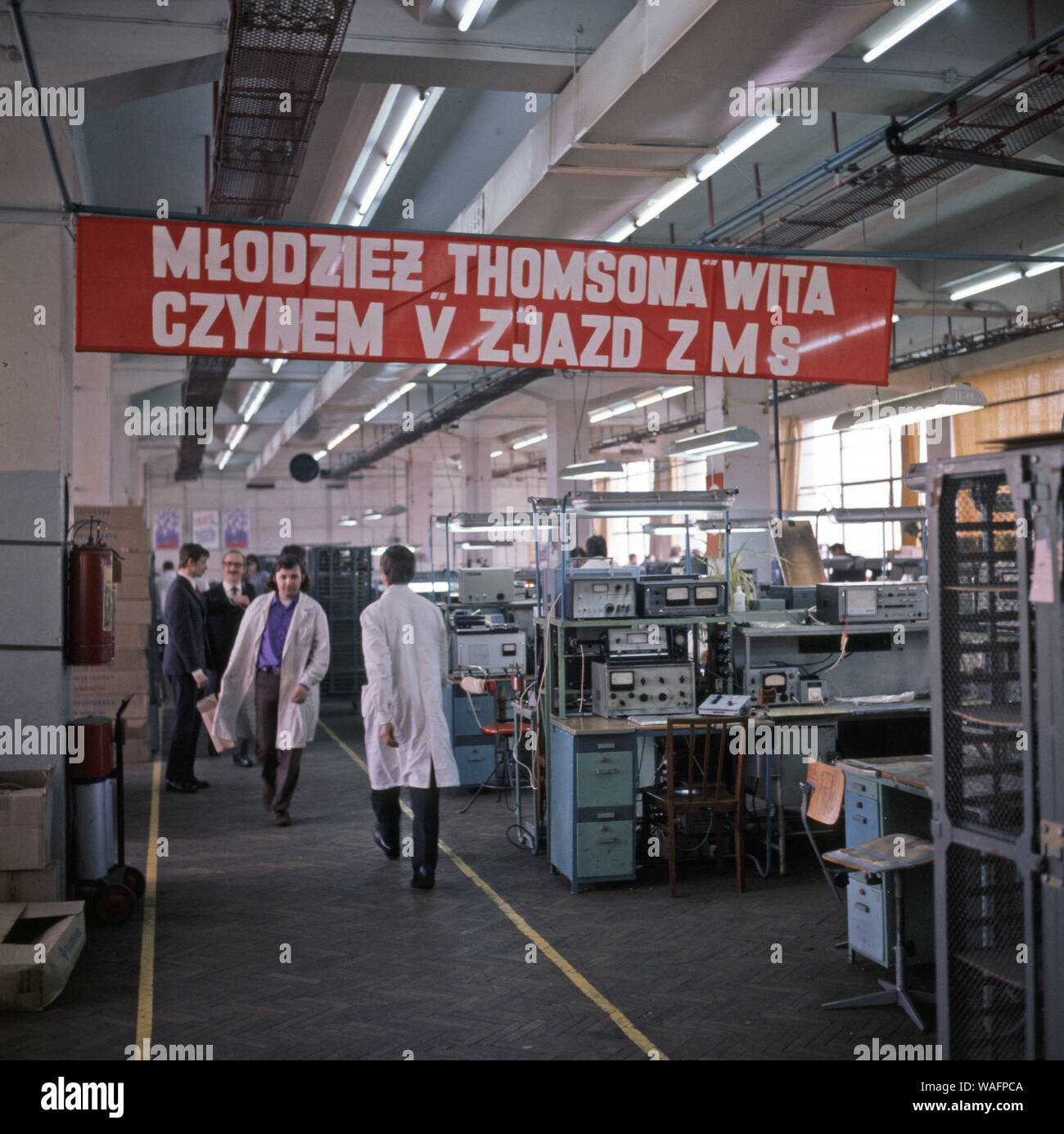 Warschau, Polen, 10.1971; Workshop Halle in Marcin Kasprzak Radio Anlage.  Propaganda Slogan auf Banner liest - "Jugend von Thomson factory begrüßt  mit der Aktion der 5. Kongress der Sozialistischen Jugend Union" (ZMS -