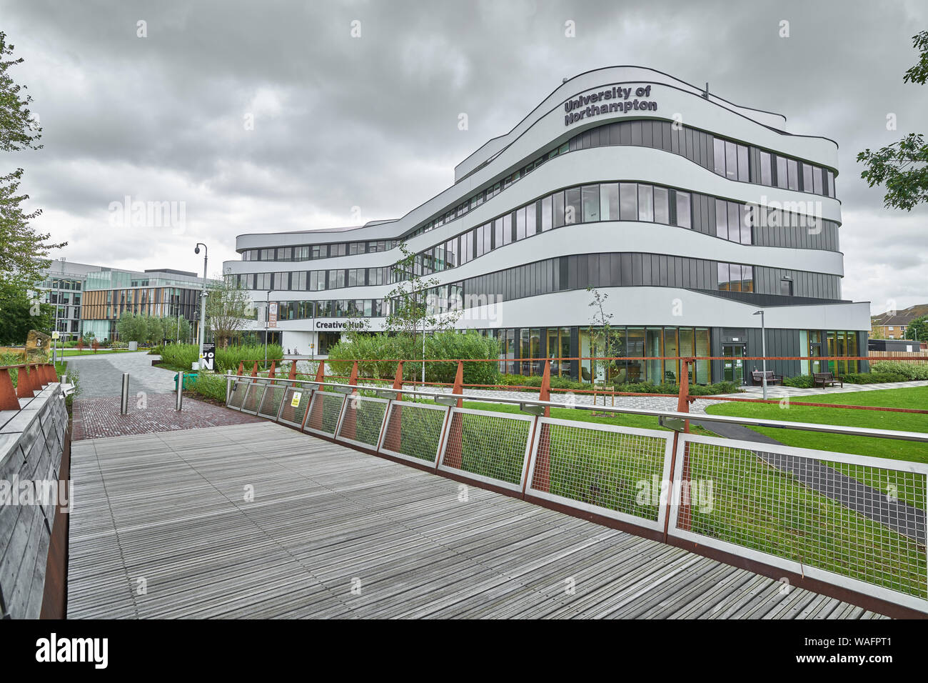 Die Fußgängerbrücke über den Fluss Nene an der Universität von Northampton (UNO) Creative Hub Gebäude in Northampton, England. Stockfoto