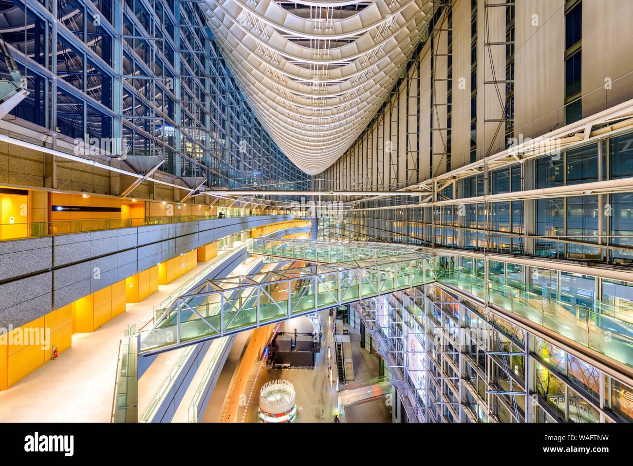 Tokio, Japan - Dezember 16, 2012: Die öffentliche Halle des Tokyo International Forum. Die multipurpse Facility wurde 1996 auf dem Gelände der Form abgeschlossen Stockfoto