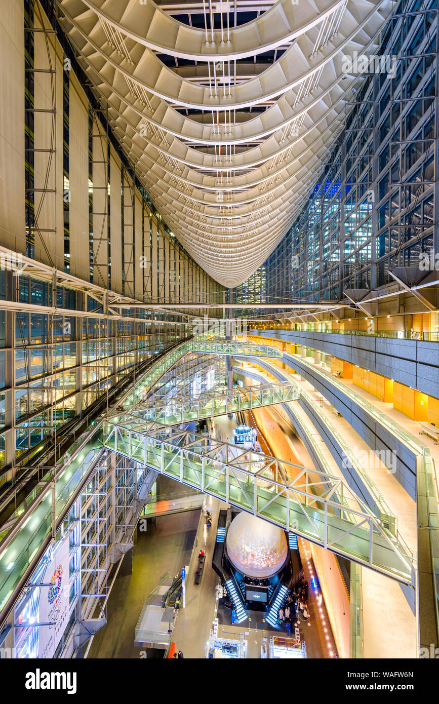 Tokio, Japan - Dezember 16, 2012: Die öffentliche Halle des Tokyo International Forum. Die multipurpse Facility wurde 1996 auf dem Gelände der Form abgeschlossen Stockfoto