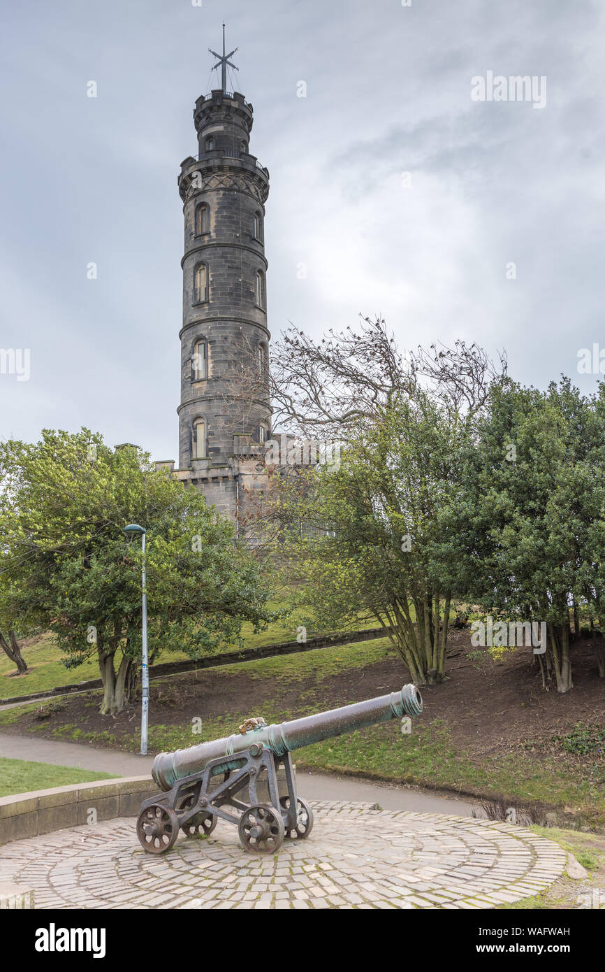 Portugiesische Cannon und Nelson Denkmal auf dem Calton Hill Edinburgh Schottland Großbritannien Stockfoto