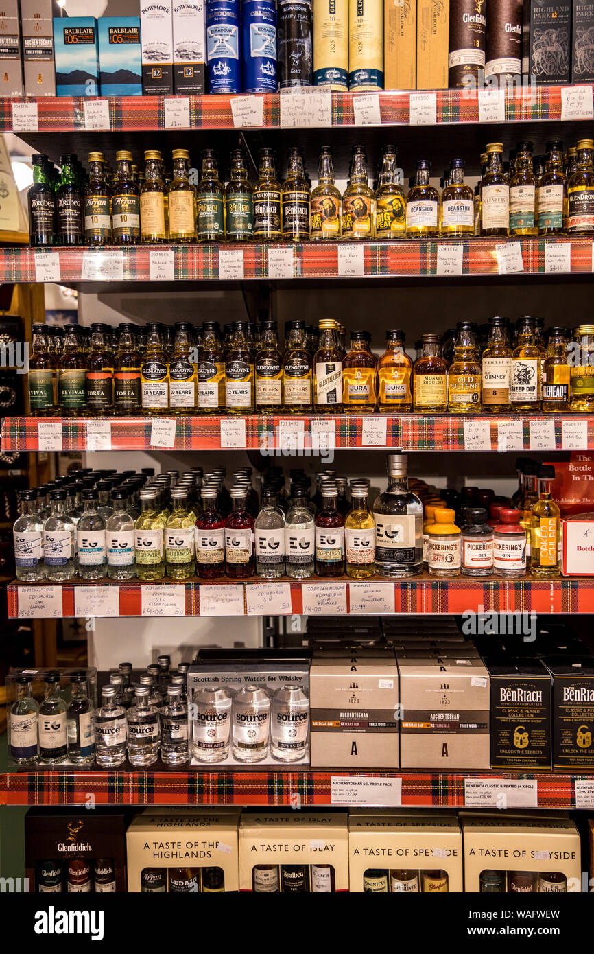 Flaschen schottischen Whisky und Gin angezeigt, die auf Regalen Stockfoto