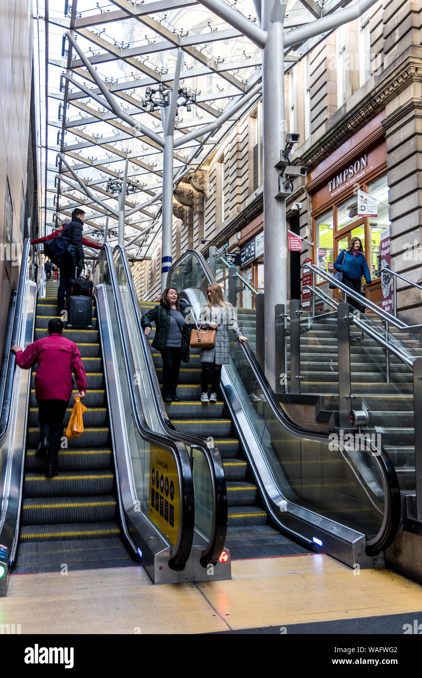 Menschen auf Treppen und Rolltreppen Zugriff auf den Bahnhof Edinburgh Waverley Schottland Großbritannien Stockfoto