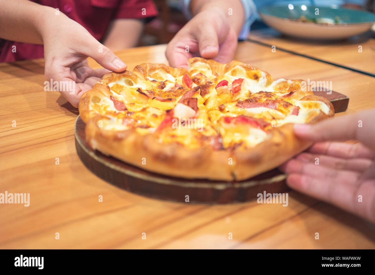 Heiße pizza dip-fach Der pizzabelag gehören Schinken, Schweinefleisch, Paprika und Gemüse, Pizza, italienische Küche Saurier. Ansicht von der Seite Stockfoto