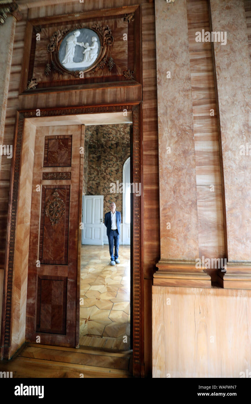 Berlin, Deutschland. 20 Aug, 2019. Die Zimmer im Schloss auf der Pfaueninsel sind kunstvoll mit textilen Tapeten und Holz Intarsien verziert. Der Stiftung Preußischer Schlösser und Gärten Berlin-Brandenburg (SPSG) Vertreter der Medien über den Stand der Ermittlungen im Palace auf der Pfaueninsel und der geplanten Baumaßnahmen informiert. Das Schloss wurde 1794-1795 für König Friedrich Wilhelm II. erbaut. Quelle: Wolfgang Kumm/dpa/Alamy leben Nachrichten Stockfoto