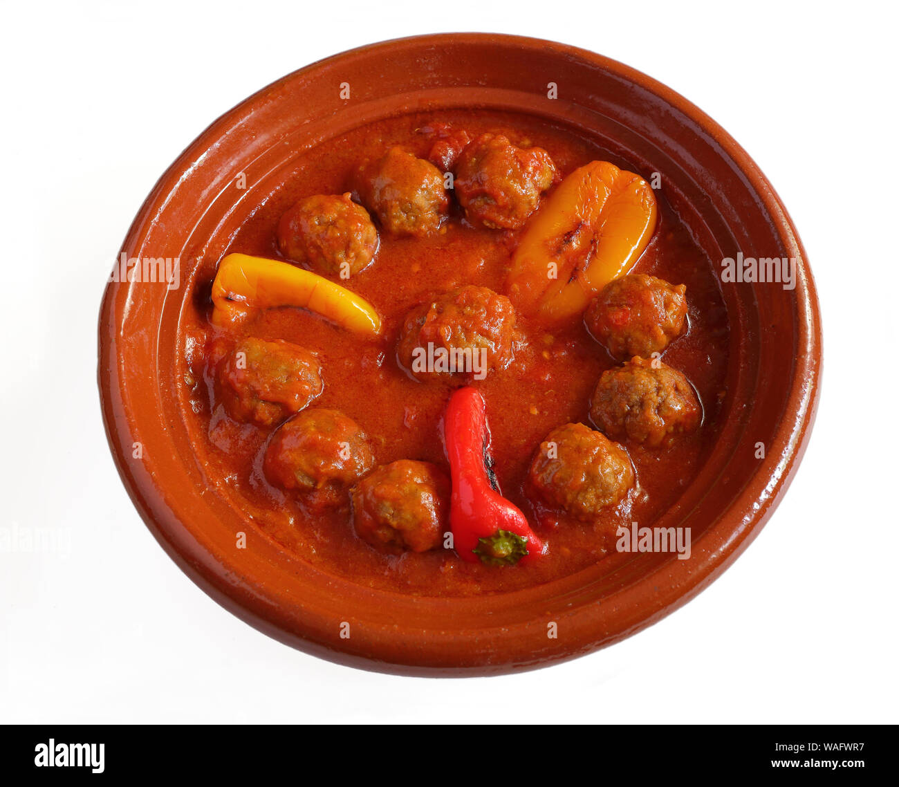 Marokko. Tajine von Kefta. Marokkanische und libanesische Gericht Fleischbällchen in einer Tomatensoße mit Paprika, Kümmel, Zwiebeln. In einem typischen Steingut Schale gekocht. Stockfoto