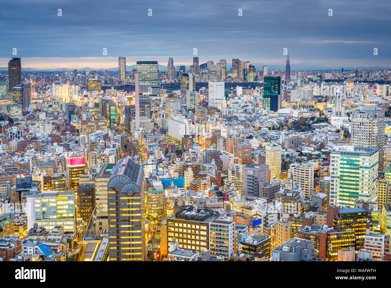 Tokio, Japan Stadtbild Blick über den Ebisu Bezirk in Richtung Shinjuku in der Abenddämmerung. Stockfoto