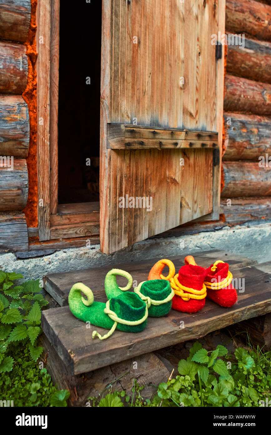 Schuhe fabelwesen an der Schwelle eines Holz- Haus in der Nähe der offenen Tür Stockfoto
