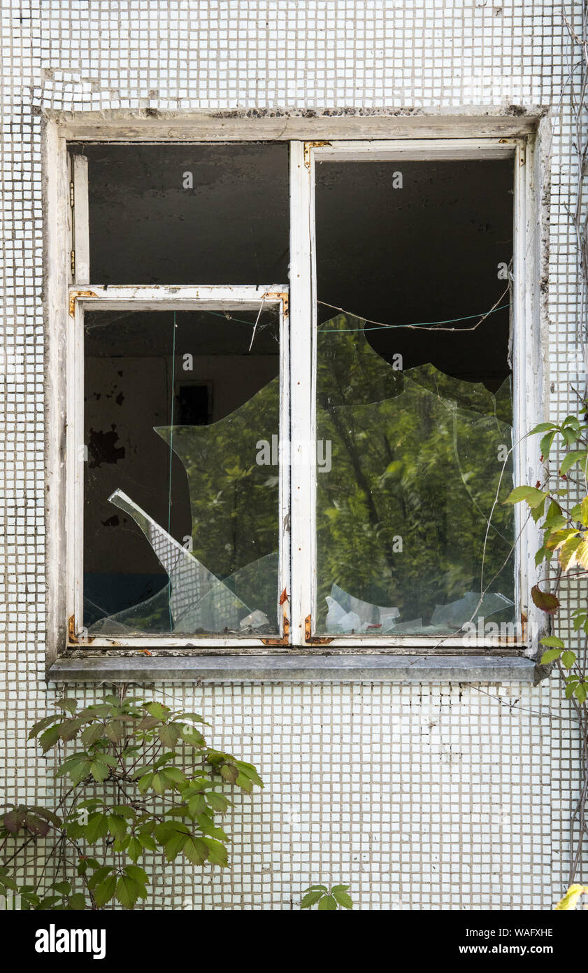 Sperrzone von Tschernobyl - Pripyat - Wohngebiet - zerbrochene Fenster. Stockfoto