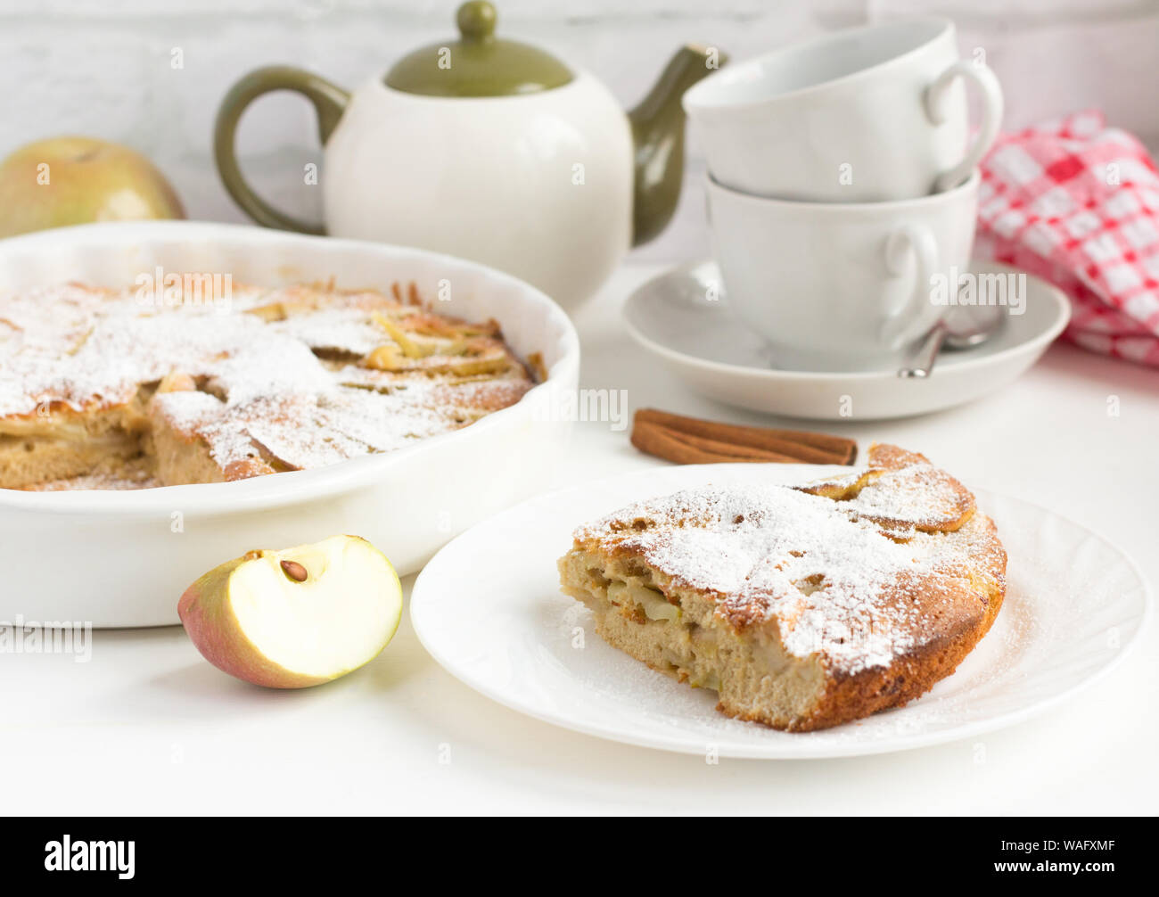 Hausgemachte Apfelkuchen mit Zimt und Utensilien für die Kaffee auf dem Tisch Stockfoto