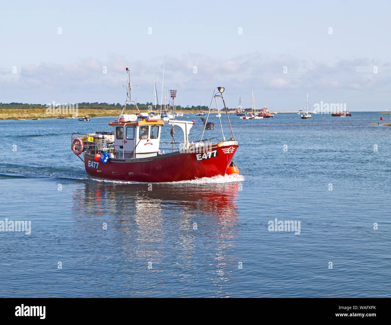 Eine Küstenfischerei Boot der Rückkehr in den Hafen am nördlichen Norfolk port von Wells-next-the-Sea, Norfolk, England, Vereinigtes Königreich, Europa. Stockfoto