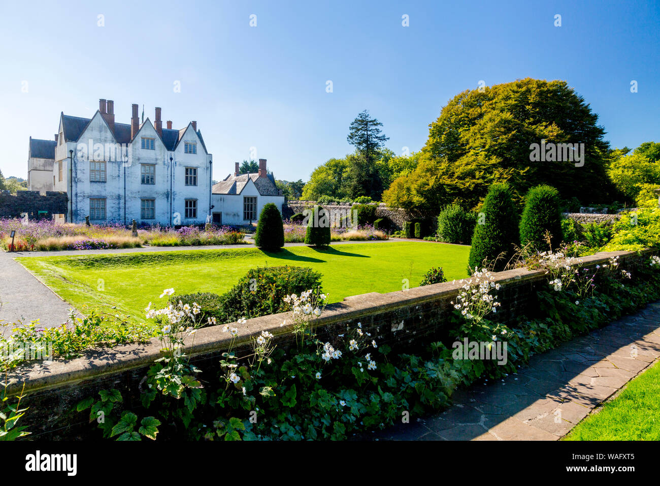 St Ffagans Castle aus dem Jahre 1580 ist durch eine Mischung von formalen und informellen Gärten in St. Fagans National Museum der Geschichte von Wales, Cardiff, Wales, UK umgeben Stockfoto