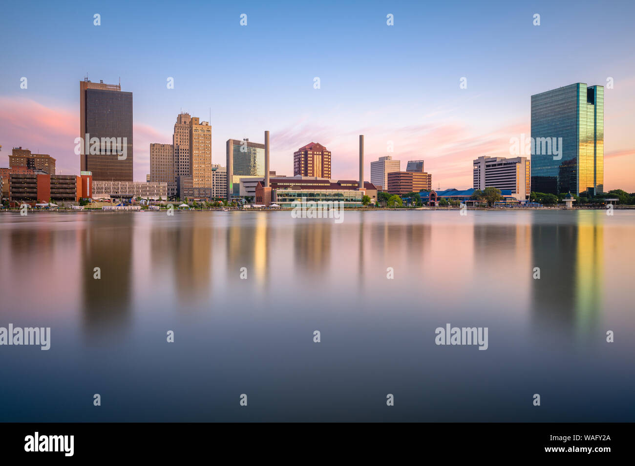 Toledo, Ohio, USA Downtown Skyline auf dem Maumee River in der Abenddämmerung. Stockfoto