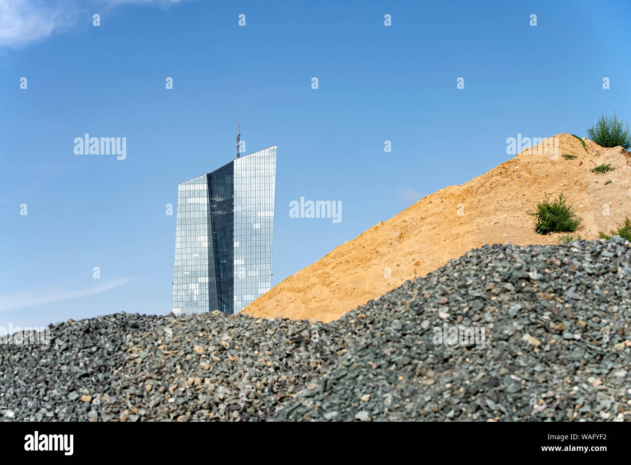 Blick von der Osthafen auf die Europäische Zentralbank (EZB) in Frankfurt am Main mit Sand und Schotter dump im Vordergrund. Stockfoto