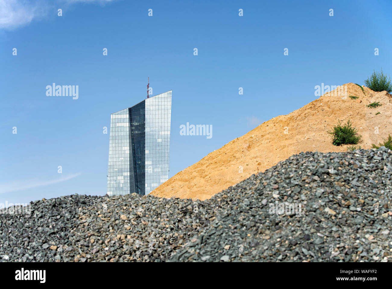 Blick von der Osthafen auf die Europäische Zentralbank (EZB) in Frankfurt am Main mit Sand und Schotter dump im Vordergrund. Stockfoto Blick von der Osthafen auf die Europäische Zentralbank (EZB) in Frankfurt am Main mit Sand und Schotter dump im Vordergrund. Stockfoto