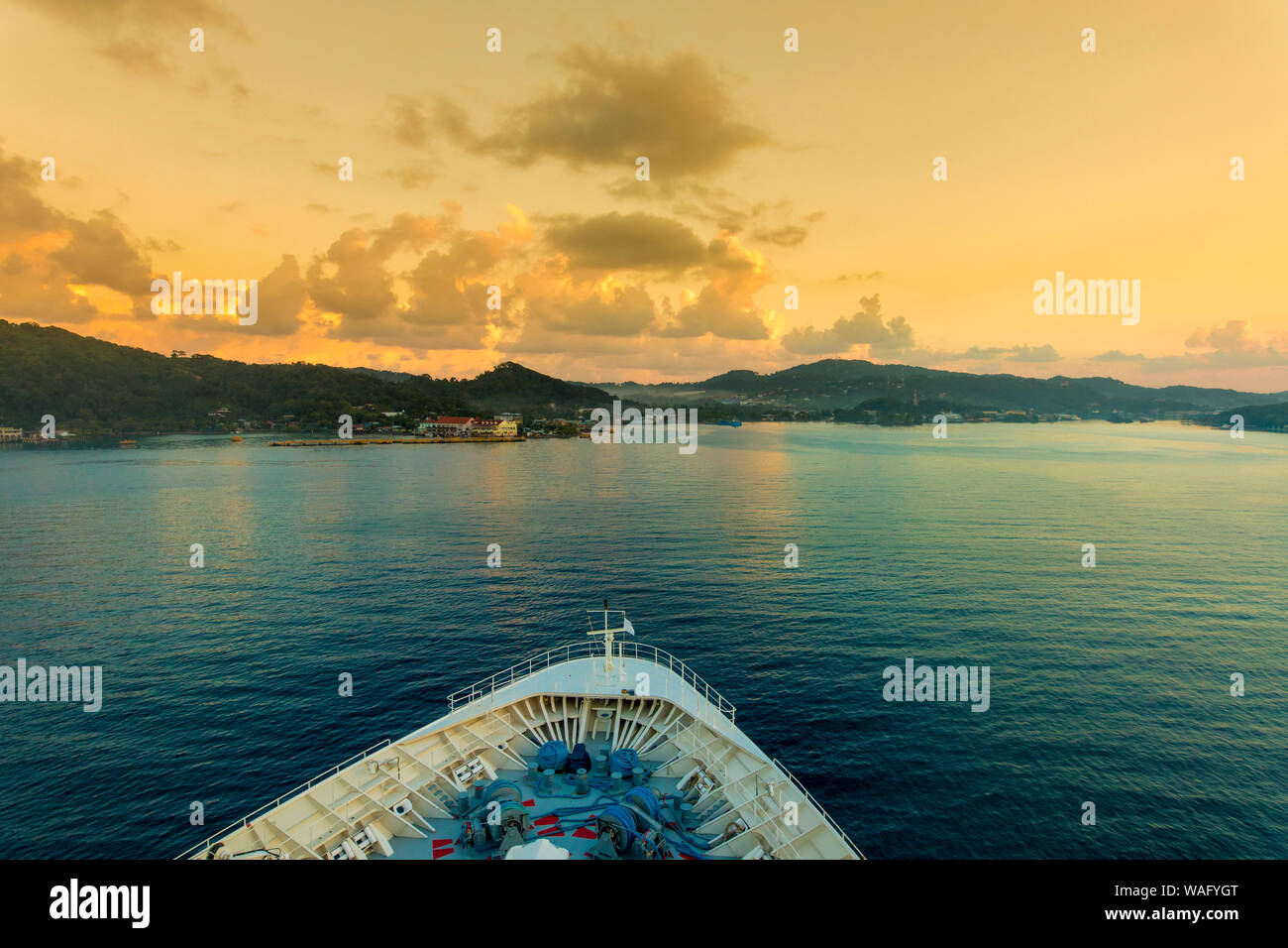 POV-shot der Bug eines Kreuzfahrtschiffes, wie es in den Hafen in Coxen Hole, Roatan, Honduras kommt. Stockfoto