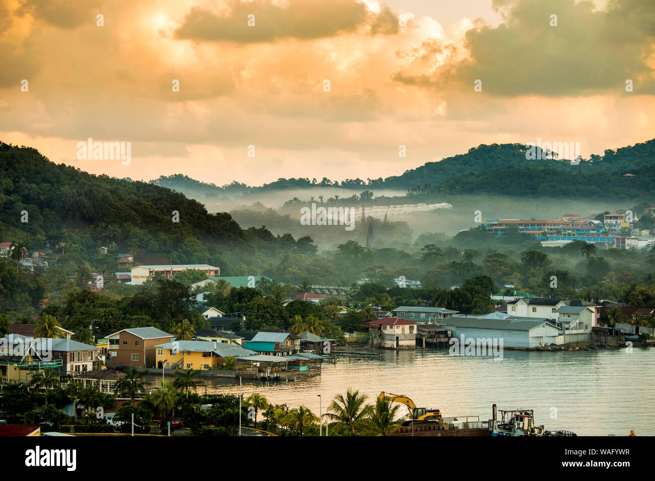 Die tropischen Ziel der Coxen Hole, Roatan in der Morgendämmerung. Stockfoto