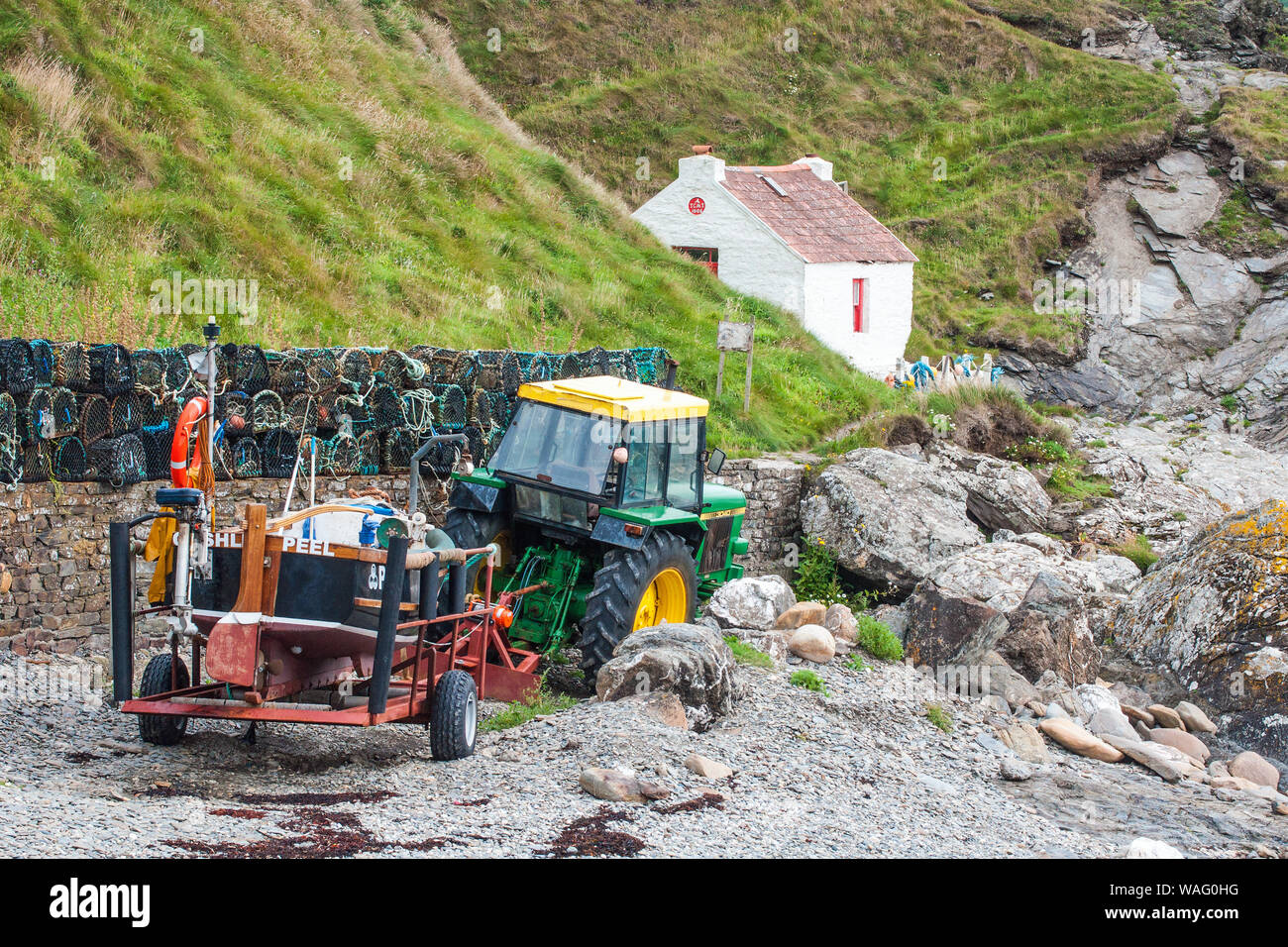 Fischerboot und Traktor am Strand von Niarbyl, von der Insel Man Stockfoto