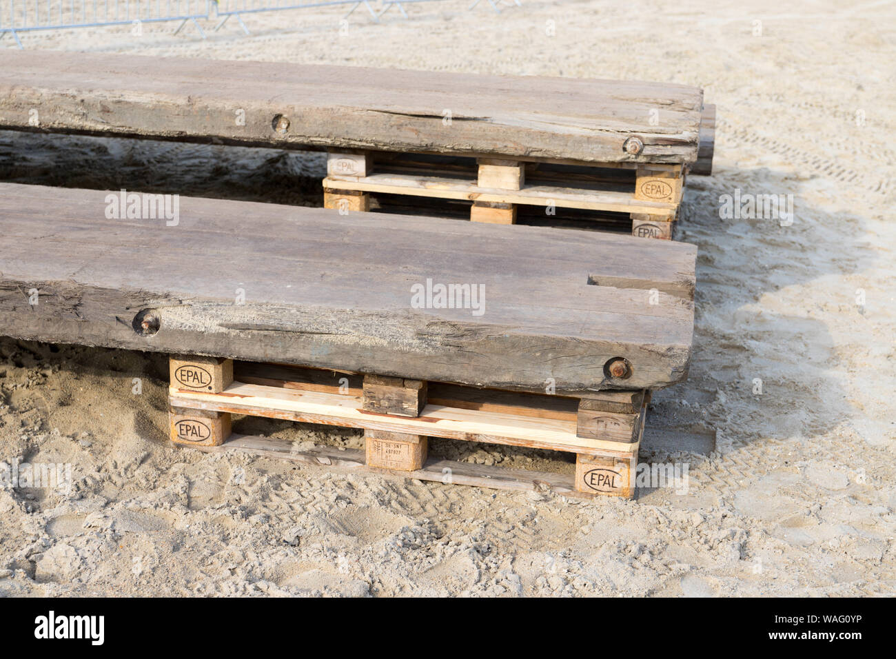 Recyclingholz Palette in Möbel Schreibtisch Tisch banch verwandelt am  Strand Stockfotografie - Alamy