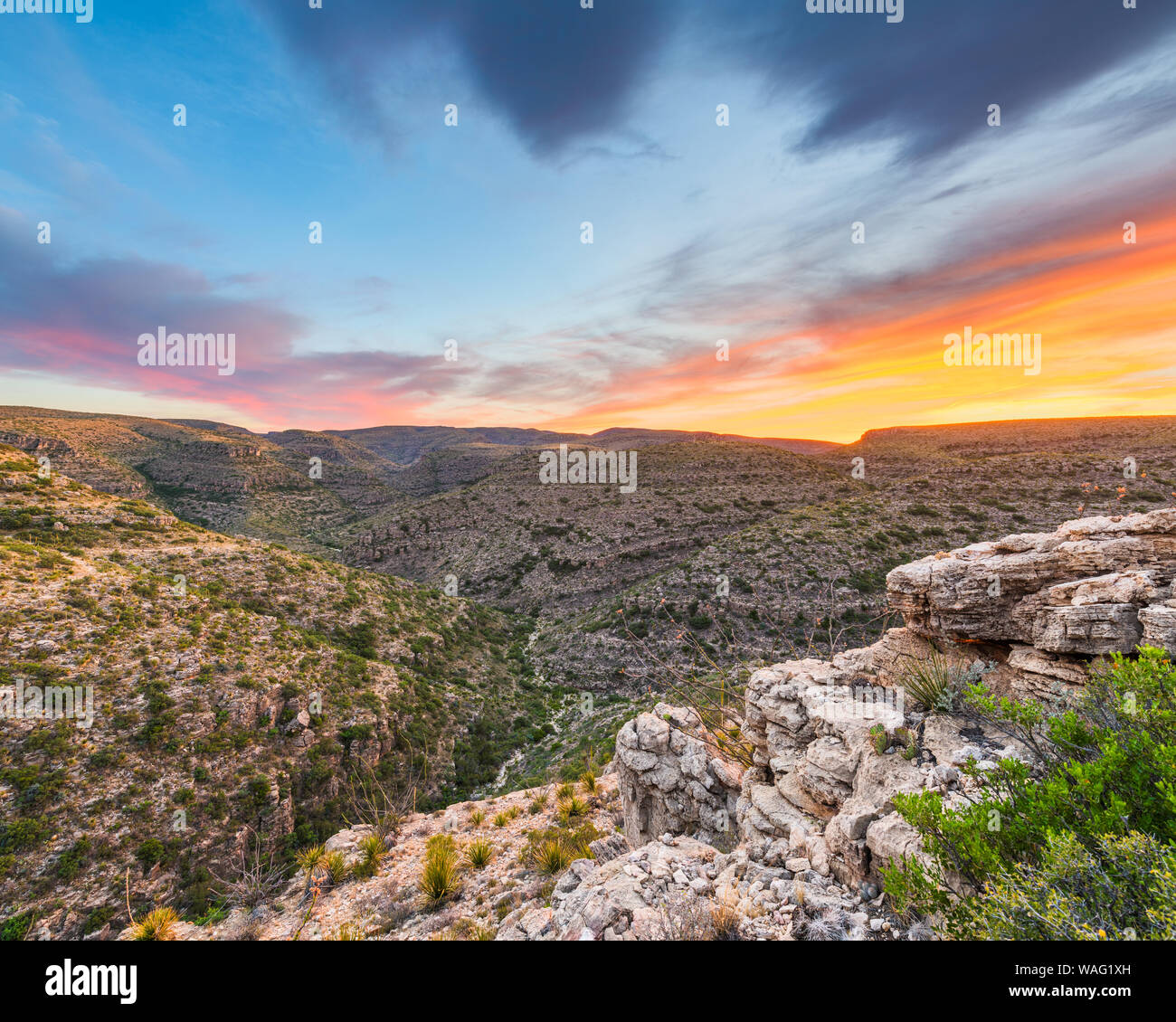 Carlsbad Cavern National Park, New Jersey, USA mit Blick auf Rattlesnake Canyon kurz nach Sonnenuntergang. Stockfoto