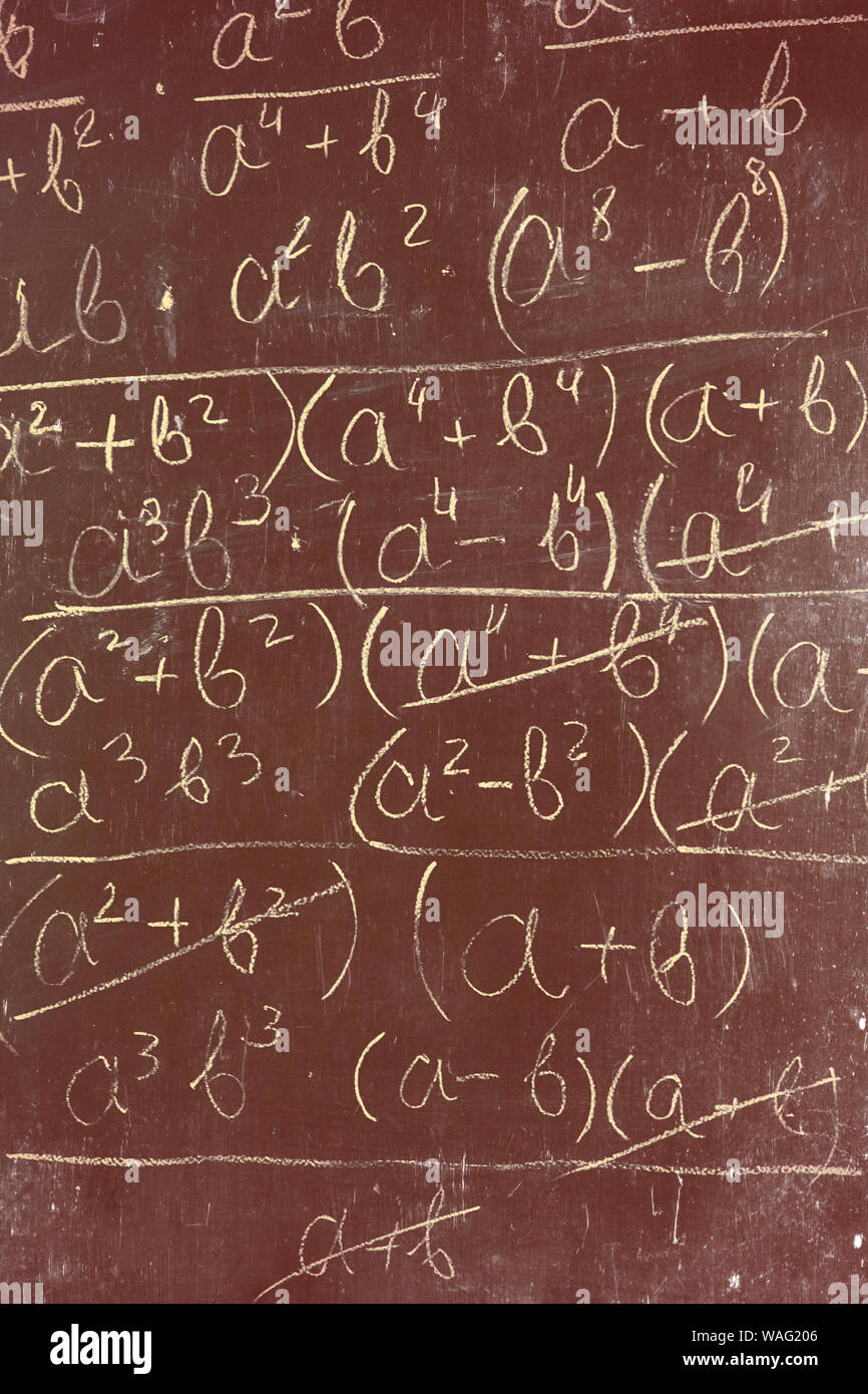 Mathematische Formeln mit weißer Kreide an die Tafel geschrieben Hintergrund Stockfoto