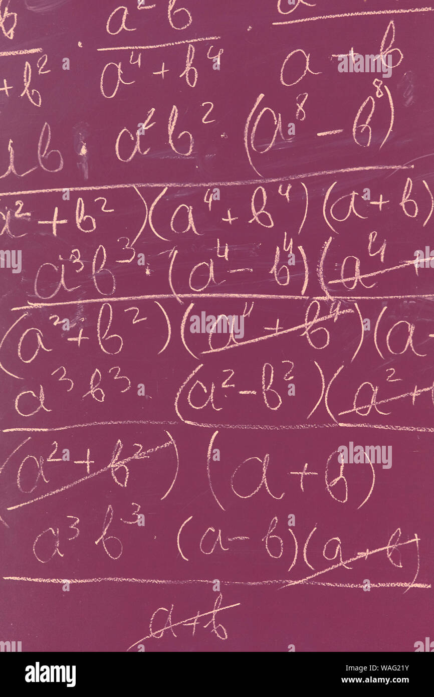 Mathematische Formeln mit weißer Kreide an die Tafel geschrieben Hintergrund Stockfoto