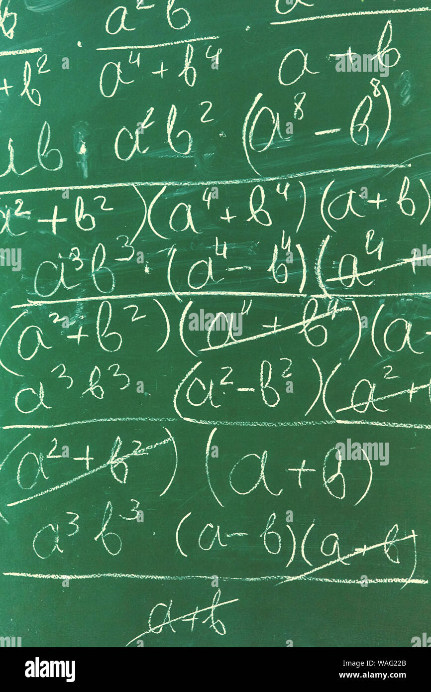 Mathematische Formeln mit weißer Kreide an die Tafel geschrieben Hintergrund Stockfoto