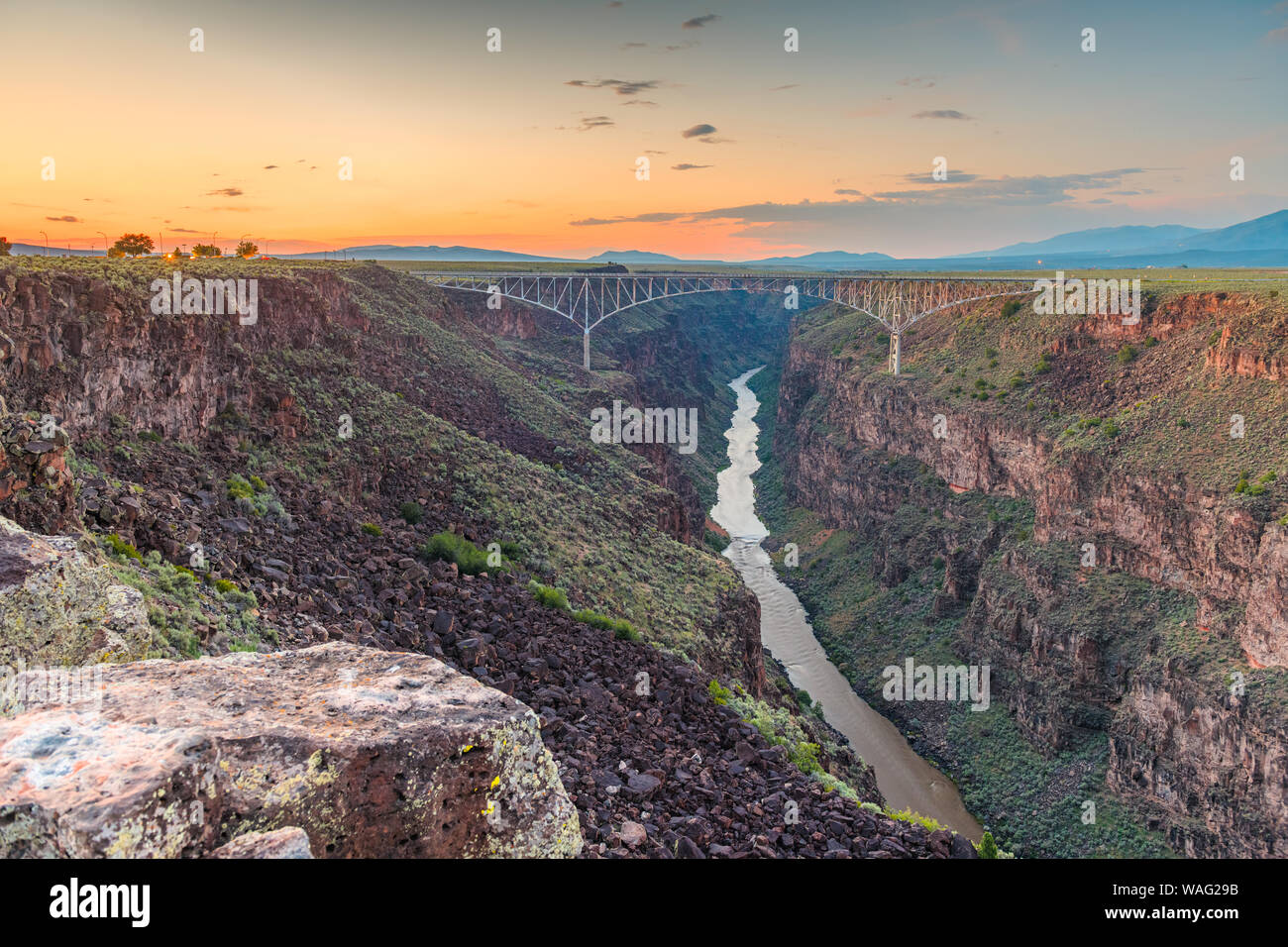Taos, New Mexico, USA am Rio Grande Schlucht Brücke über den Rio Grande in der Abenddämmerung. Stockfoto