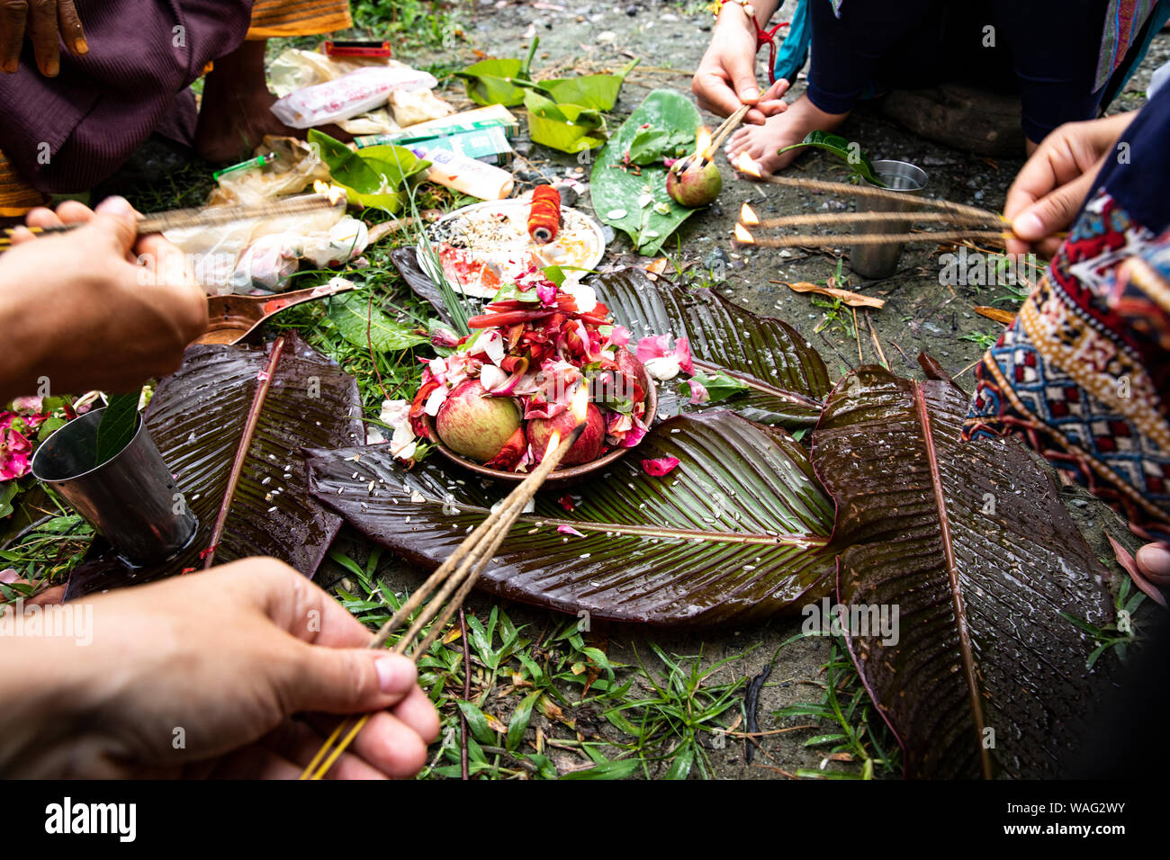 Puja oder Pooja ist ein Ritual in der hinduistischen Religion, in der mit Blumen, Obst, Süßigkeiten etc. auf den Schöpfer angeboten wird Stockfoto