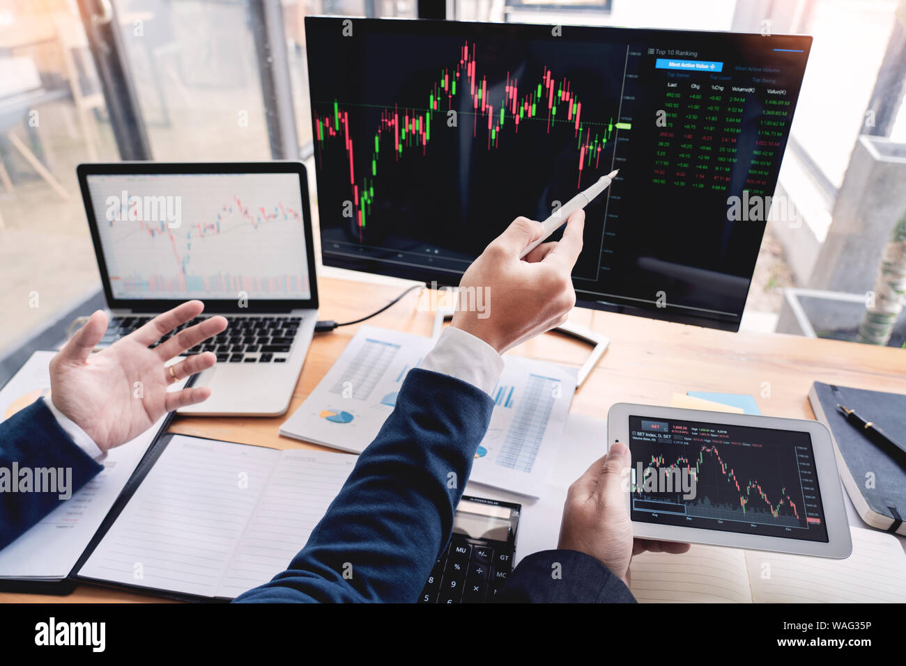 Team von Börsenmaklern diskutiert mit Anzeigen, die Analyse von Daten, Diagramme und Berichte Börsenhandel für Investitionen Stockfoto