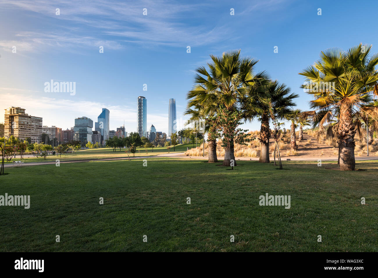 Skyline von Gebäuden und Providencia Vitacura Bezirke vom Parque Bicentenario, Santiago de Chile Stockfoto