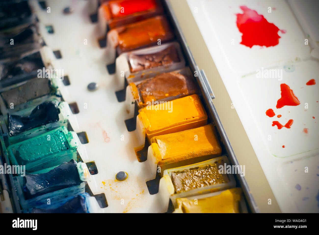 Multi-Farbpalette von Wasserfarben aus natürlichen Pigmente mit hellen, reinen Farben in Küvetten. Stockfoto