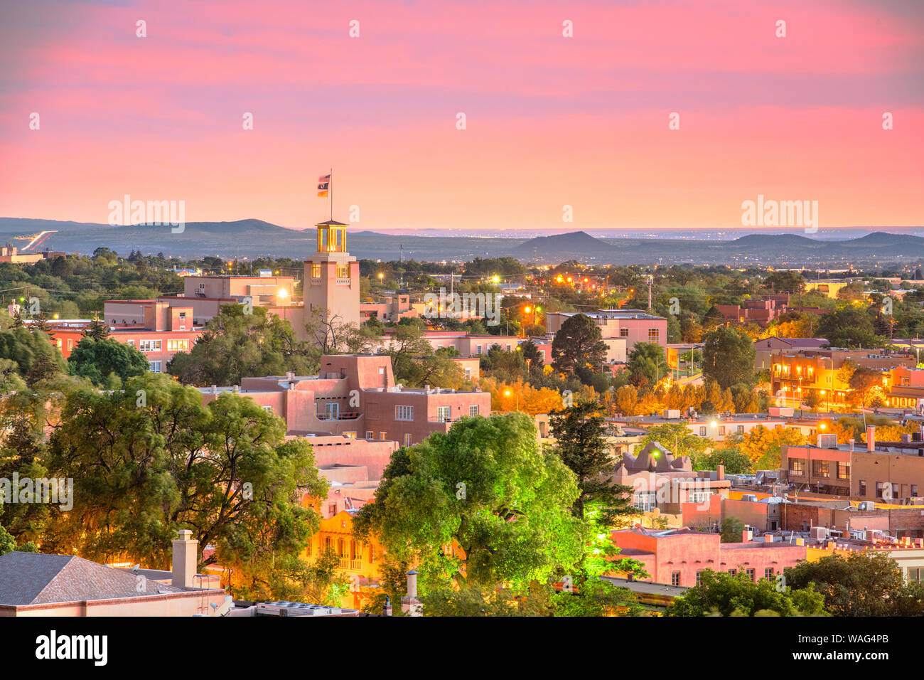 Santa Fe, New Mexico, USA Downtown Skyline in der Dämmerung. Stockfoto