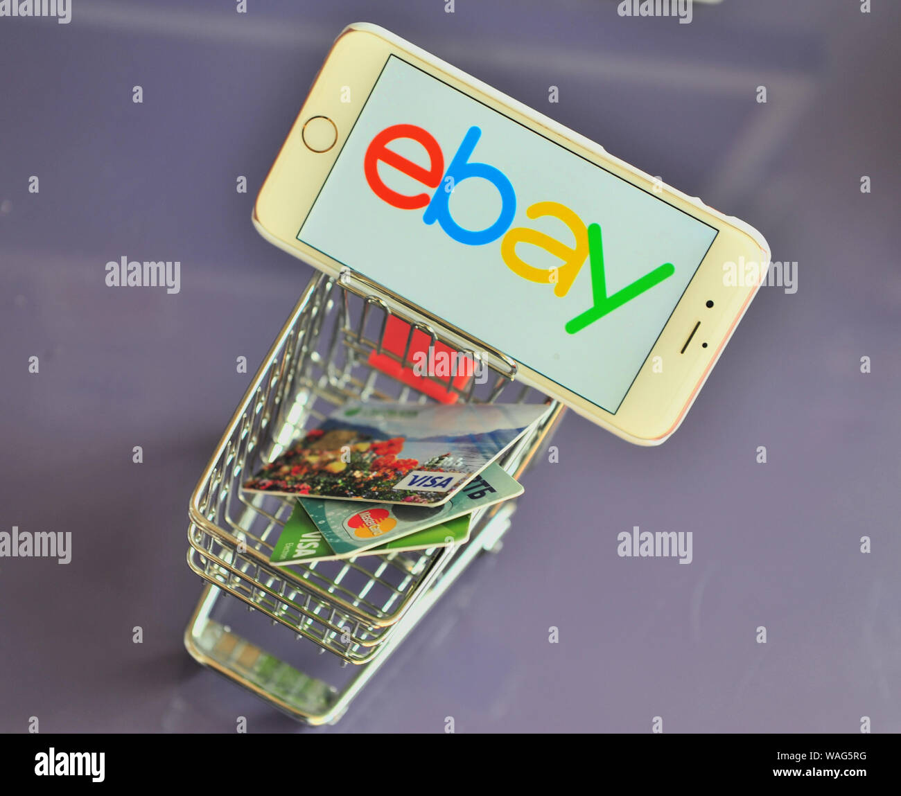 Jaroslawl, Russland - 20. August 2019: Smartphone mit ebay Logo im Warenkorb mit Kreditkarten. Stockfoto