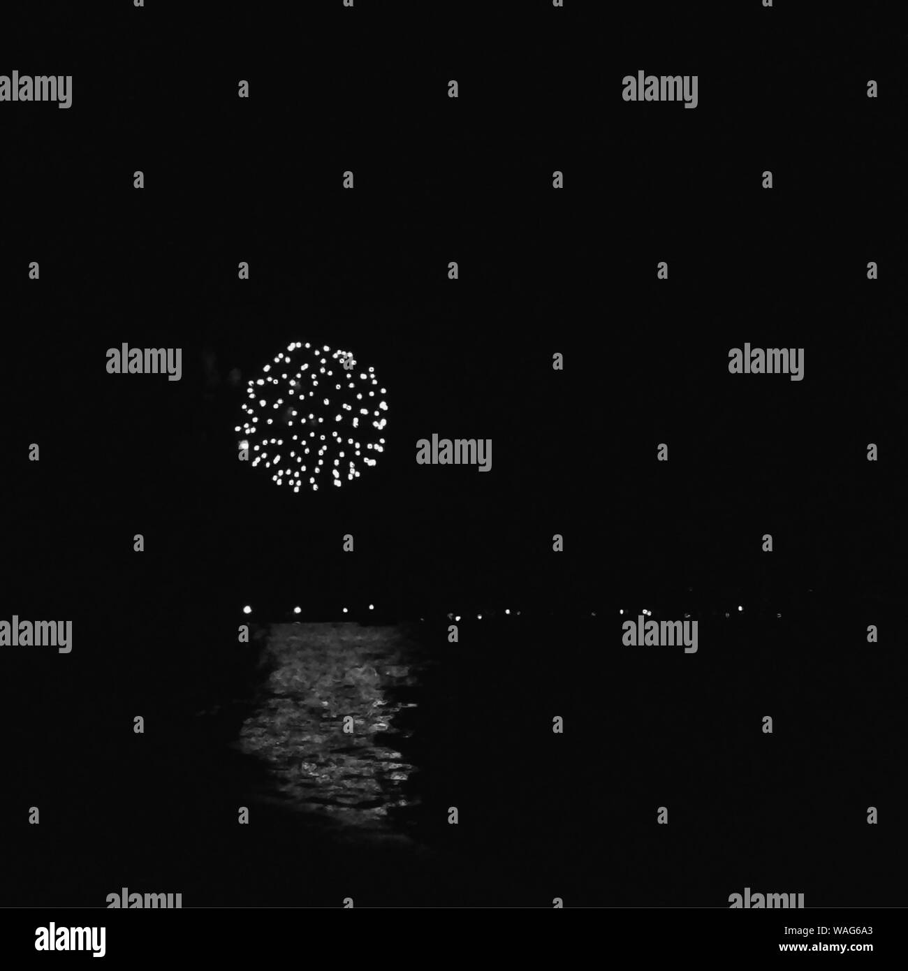 Feuerwerk am See Feier bei Nacht Stockfoto