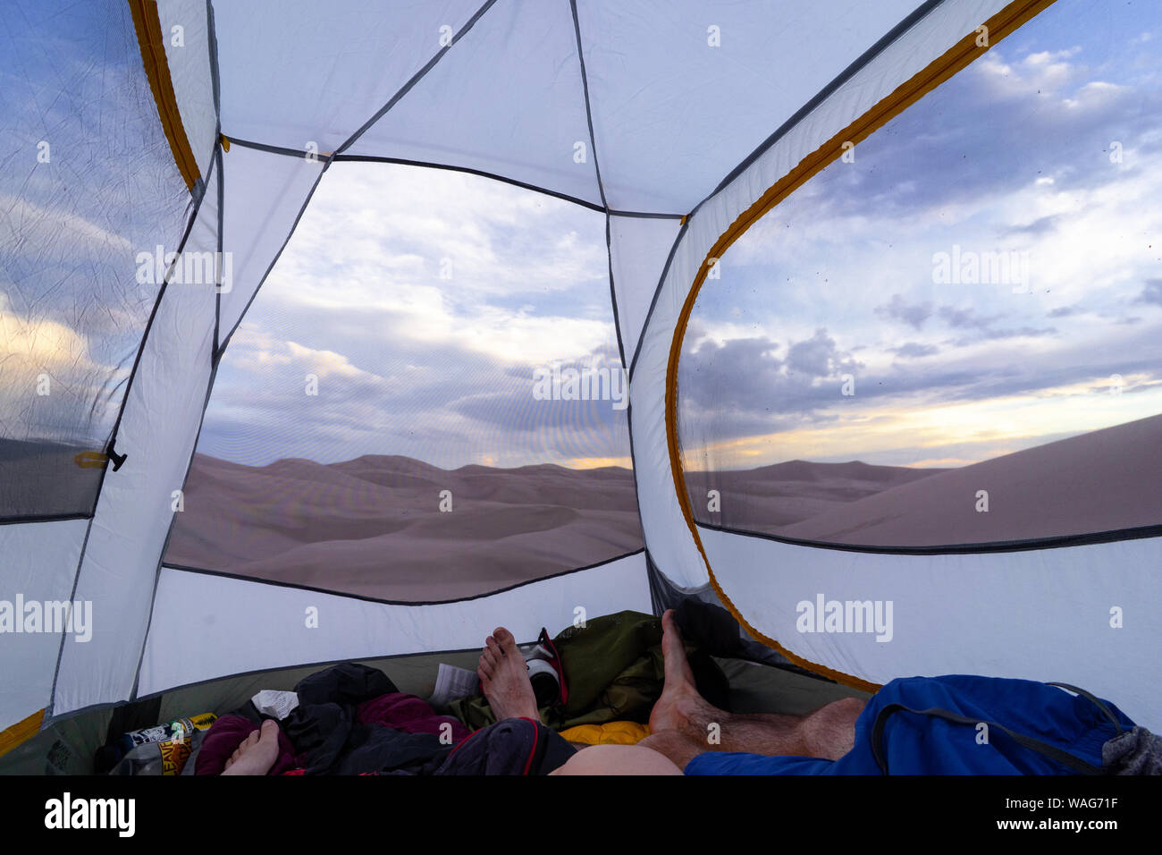 Im Inneren der Hütte beim Camping und Backpacking in Great Sand Dunes Stockfoto