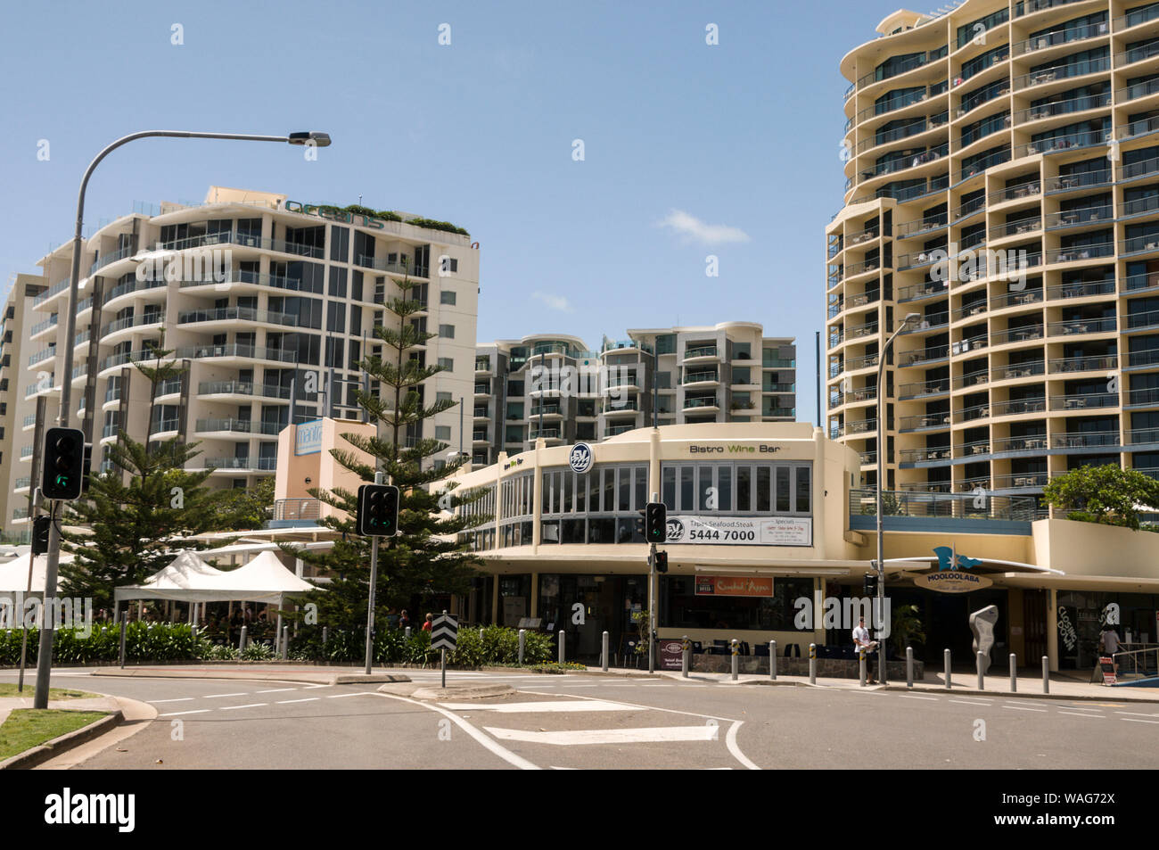 Mooloolaba Beach ist ein Badeort mit einem breiten Sandstrand geschwungenen Bucht, open-air-Restaurants, Bars, Hotels, Boutiquen und Souvenirläden auf dem Sonnenschein Coa Stockfoto